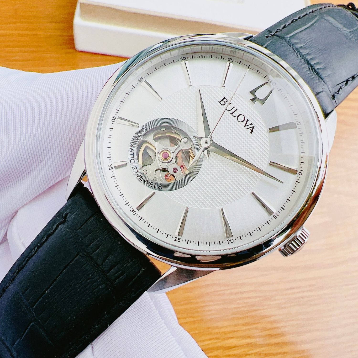 Bulova Automatic Mặt Tròn Hở Tim Dây Da Màu Đen 96A224