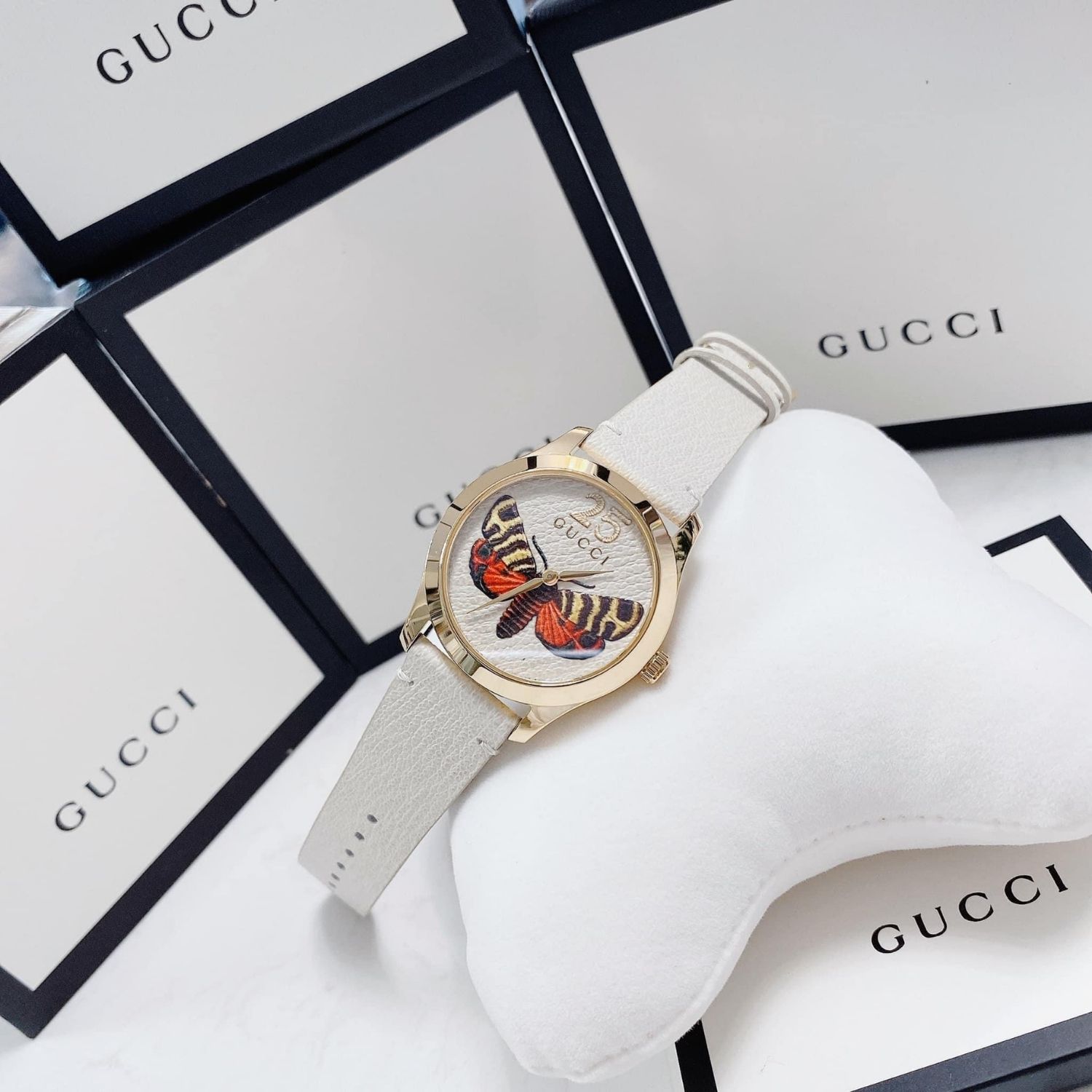 Gucci Gucci Mặt Tròn Họa Tiết Bướm Dây Da Vàng Nhạt YA1264062