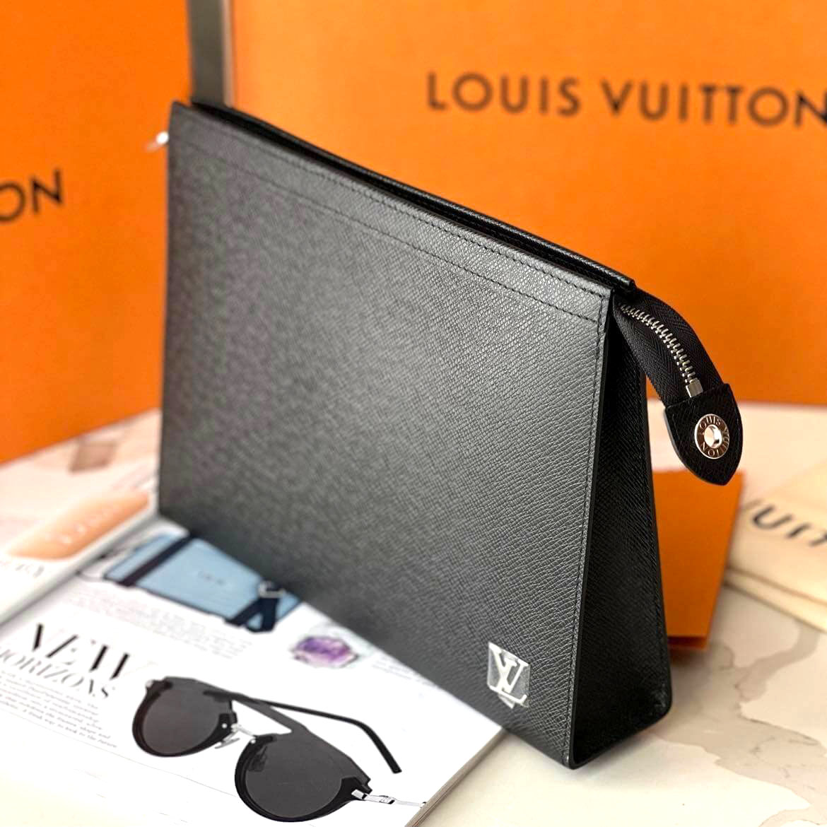 Louis Vuitton Clutch Câm Tay Pochette Voyage Màu Đen Size 27