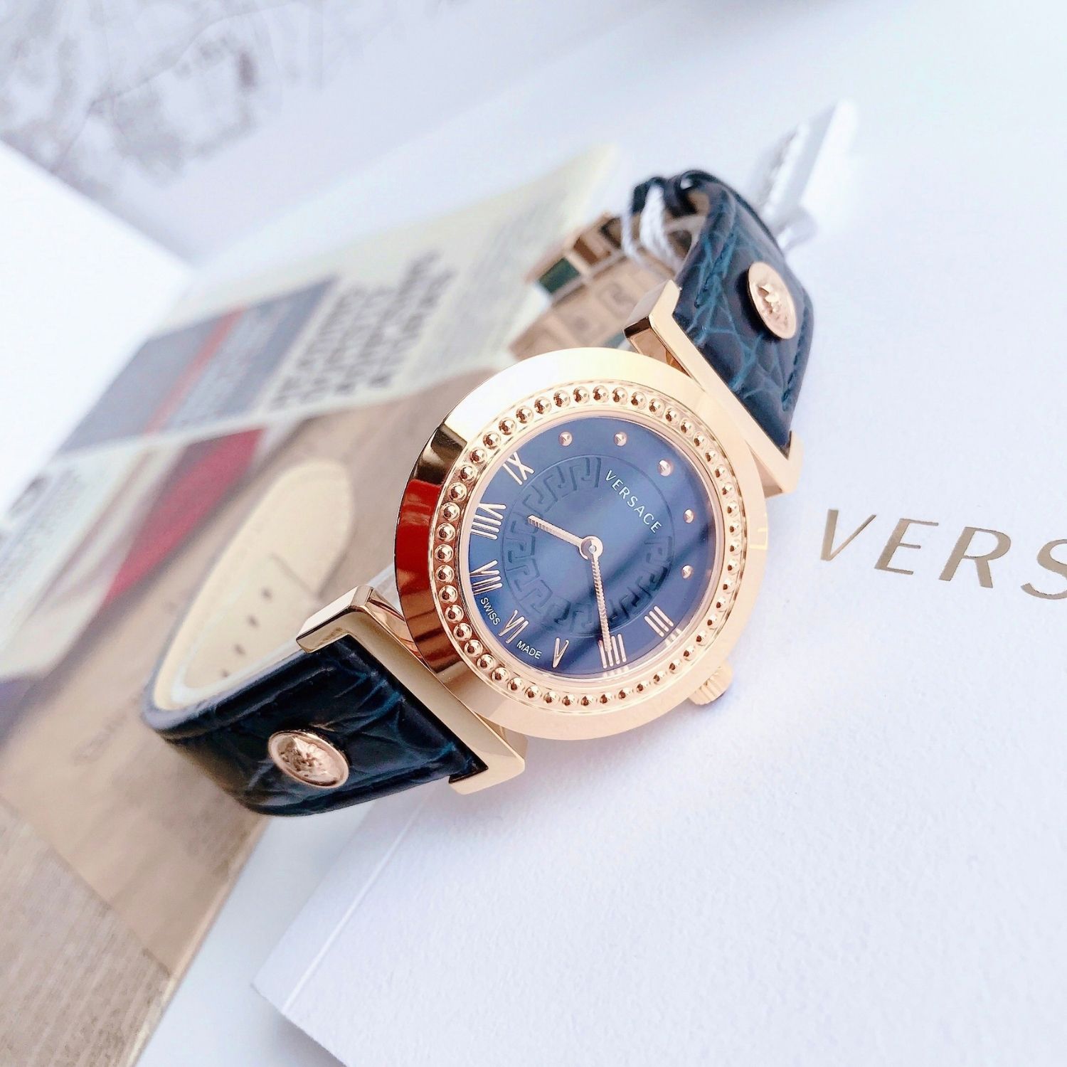 Versace Vanity Croco Mặt Tròn Viền Vàng Dây Da Màu Xanh P5Q80D282 S282