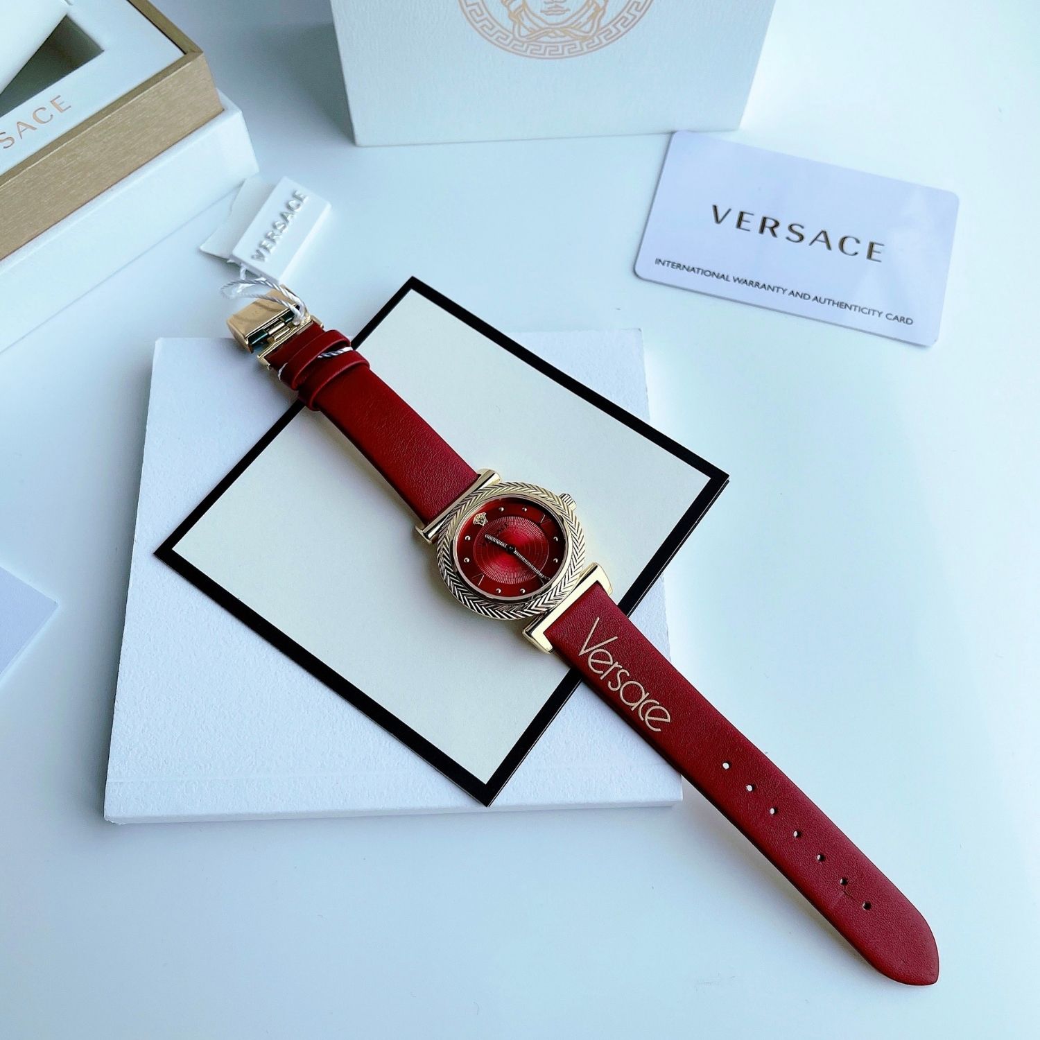 Versace V-Motif Vintage Mặt Tròn Viền Vàng Dây Da Màu Đỏ VERE00418